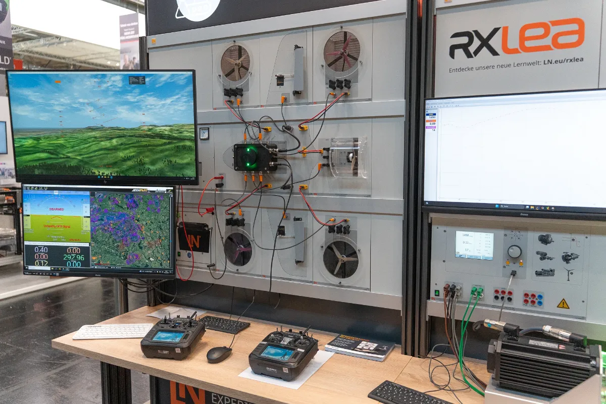 Trainingswand mit Flugsimulator, Missionsplanung und Fernsteuerungen am Messestand